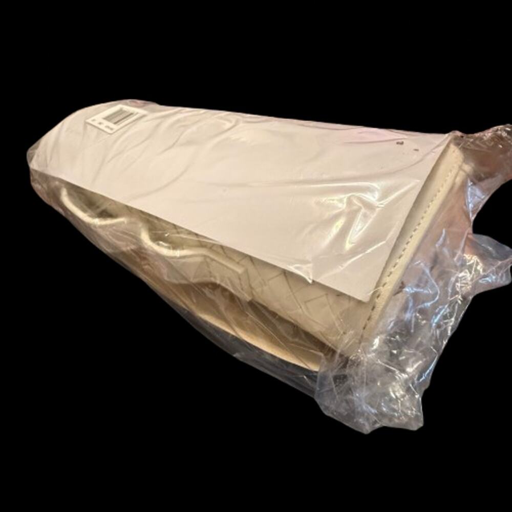 Few Moda East West Cream Clutch with Crossbody Strap NWT - Picture 2 of 4